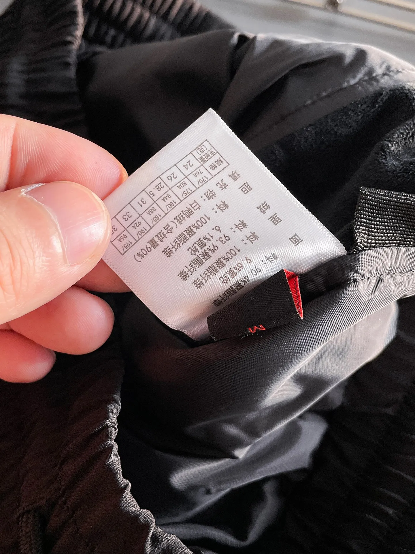 P490 Big Goose 25ss new autumn and winter thickened warm down pants are here🔥A must-have for winter, outdoor windproof, temperature-locking and warm. Made of professional-grade outdoor windproof, waterproof and breathable fabric. Lining is 90% white duck down filling. Lightweight design. Lightweight and warm. Seamless gluing process on the inside. Made of light and bold-proof velvet fabric to effectively prevent velvet running. Original hardware accessories. Classic logo matching. Simple and versatile. The upper body is stylish and not bulky. The style is the same for men and women! Size: M-3XL.